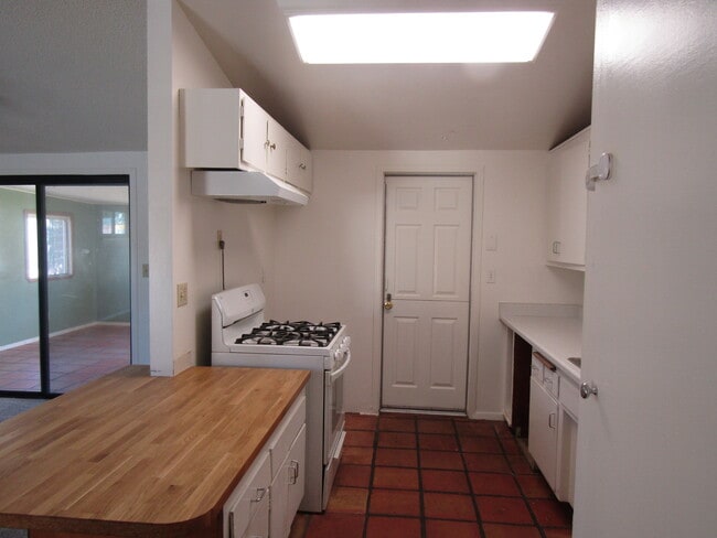 Building Photo - 1654 Calle Nueve