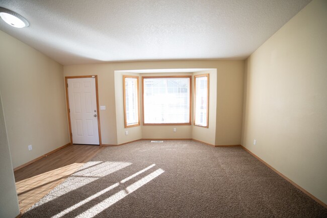 Building Photo - Spacious Home, Minutes from Local Parks an...