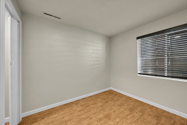 Building Photo - $1,945.00, 4-bed, 2-bath located in Colora...