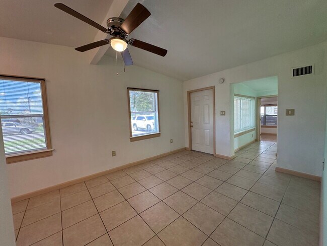 Building Photo - Charming 3 Bedroom, 1 Bath Home in Port Ch...