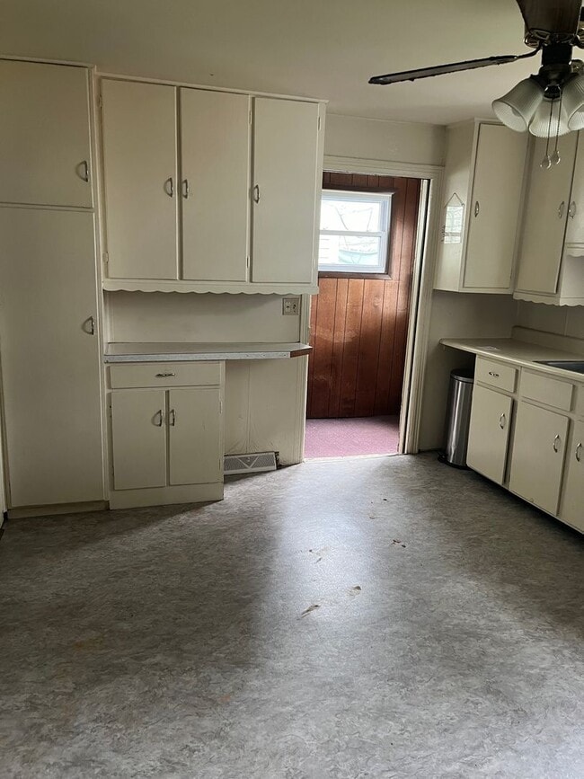 Building Photo - 2-3 Bedroom, 1 Bathroom Detached House in Shippensburg