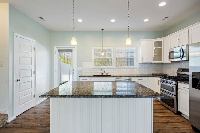 Building Photo - 3 Bedroom Corner Townhome!!! Available Early-Mid April****