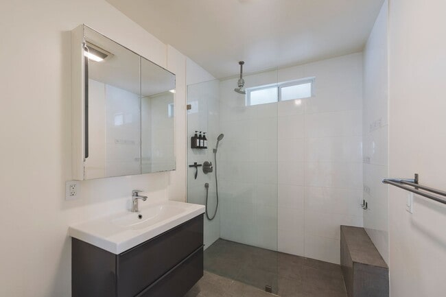 Building Photo - Private and Comfy Manhattan Beach Home