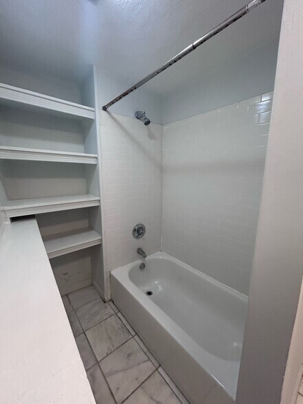 Building Photo - 506 E Broadway