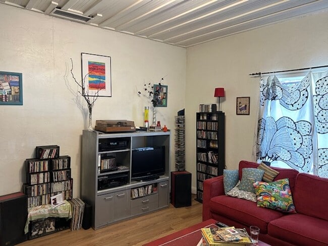 Building Photo - 3 bedrooms-1 bath - on 4th Ave