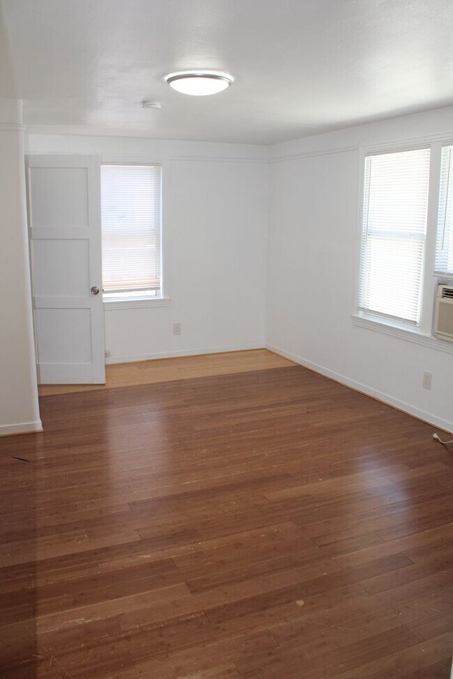 Building Photo - Three Bedroom, One Bathroom Single Family Home in Isleton.
