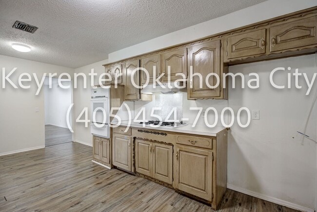 Building Photo - Massive 3BD/2BTH Home Minutes from the Highway.