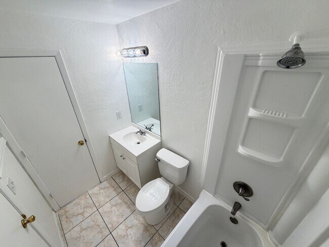 Building Photo - Charming 3 Bd/1 Ba Home with Spacious Backyard & Prime Location!