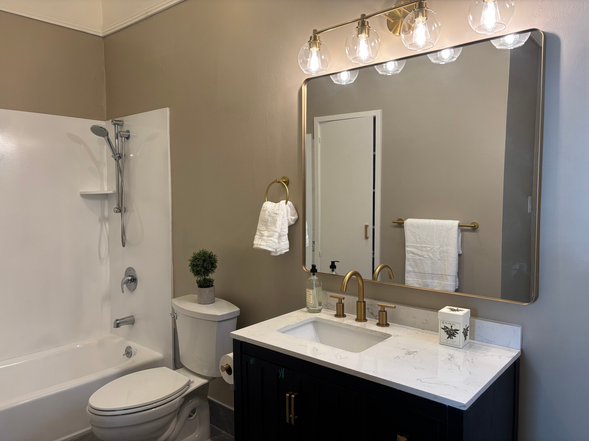 bathroom - 1101 Leavenworth St