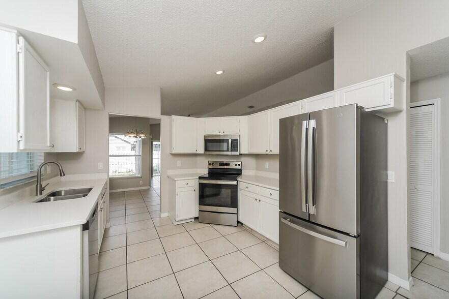 Building Photo - 3235 Brewster Dr