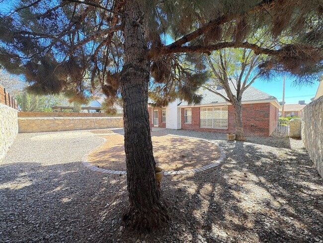 Building Photo - East El Paso 3bed/2bath Refrig A/C!