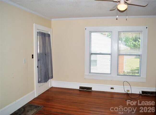 Building Photo - 223 Maple St