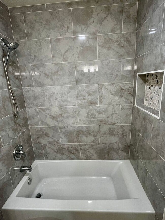 Building Photo - 4 Bedroom 2.5 Bathroom Home, Newly renovat...