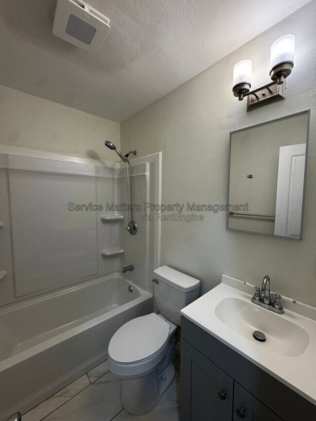 Building Photo - 707 Woodmere Dr
