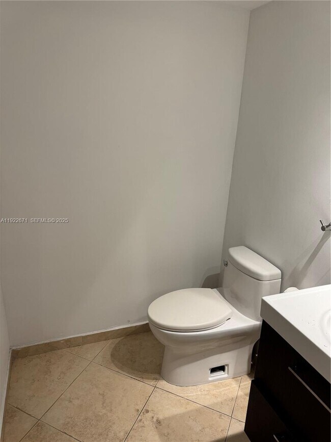 Building Photo - 9500 W Bay Harbor Dr