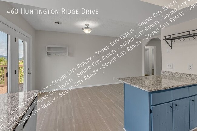 Building Photo - 460 Huntington Ridge Dr