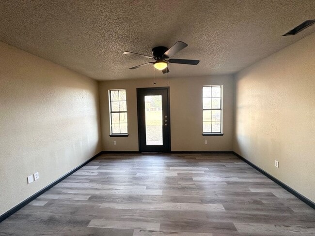Building Photo - 5 Bedroom 3.5 Bath Ready to Rent ASAP!