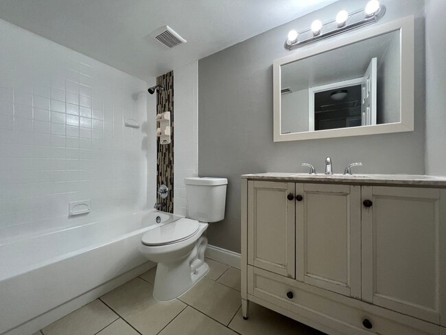 Building Photo - Altamonte Springs 1/1 Condo ~ Lakefront Community ~ Great Amenities!!