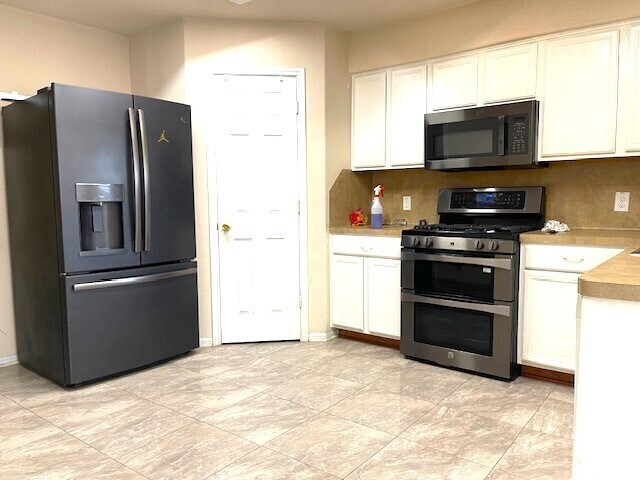 Building Photo - Great Location, wonderful Schools, 1 Block...