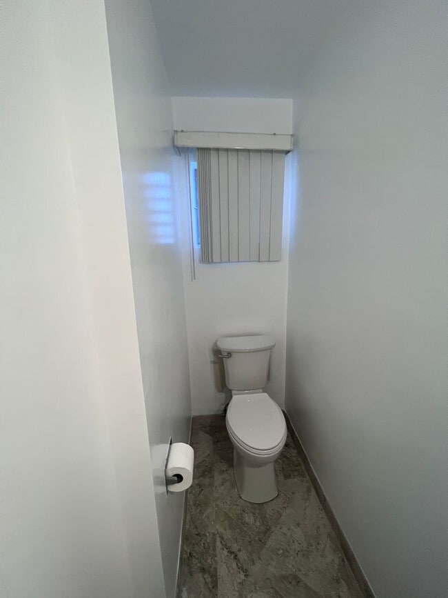 Building Photo - Midtown Ventura - One bedroom, one bath up...
