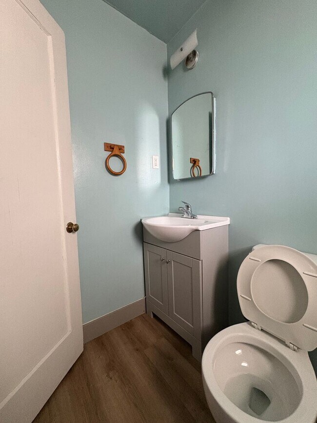 Building Photo - 39-43 W 880 N