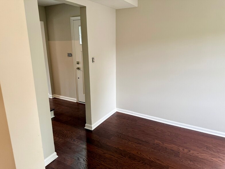 Building Photo - 727 Olde Greenwich Cir
