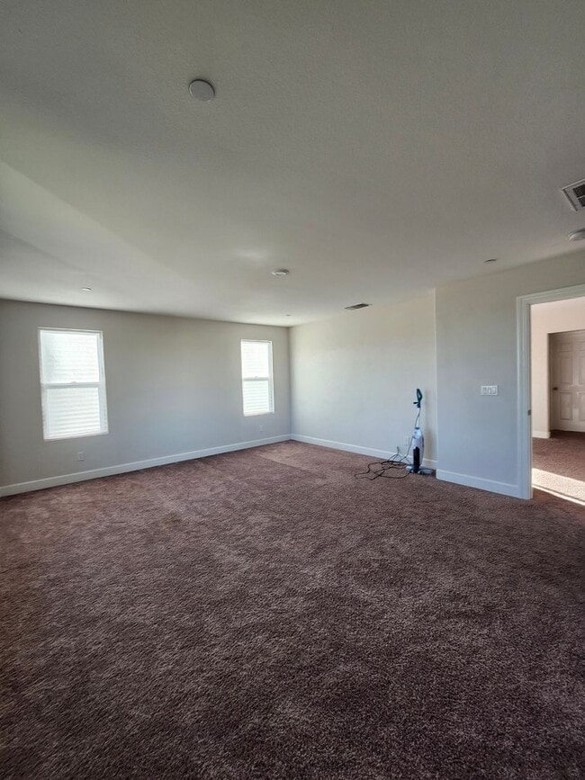 Building Photo - Beautiful Plumas Lake home on a large lot with SOLAR