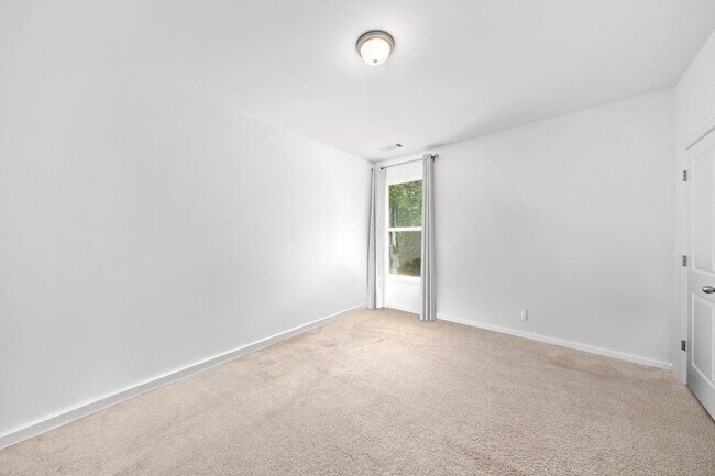 Building Photo - 2108 Charmond Dr