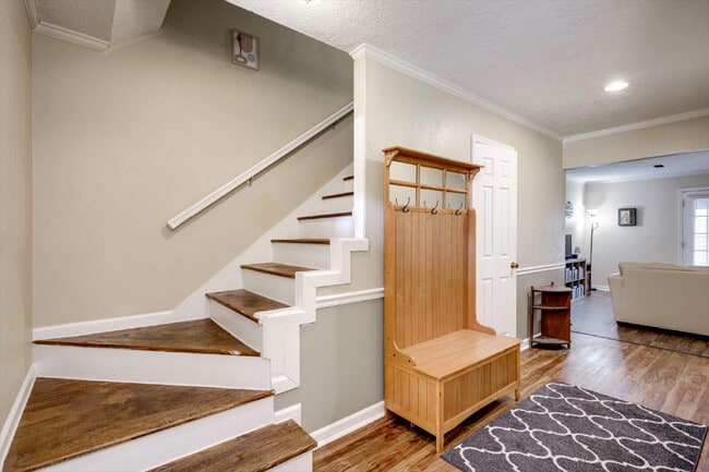 Building Photo - Fully Furnished Home