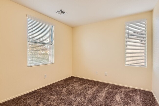 Building Photo - EXQUISITE 3-Bedroom Home - Modern Amenitie...