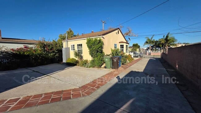 Building Photo - 11307 S Grevillea Ave