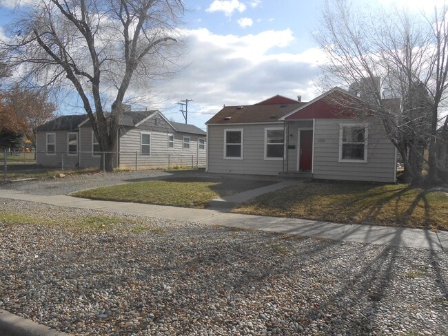 Building Photo - 2 Bed 1 Bath Apartment Near Lincoln Park