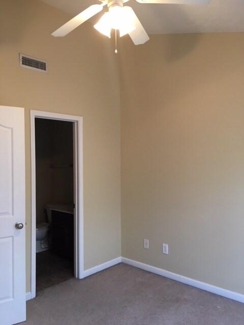 Building Photo - Murfreesboro Townhome