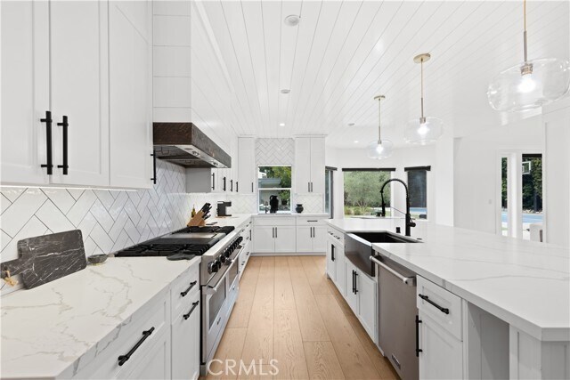 Building Photo - 5946 Woodlake Ave