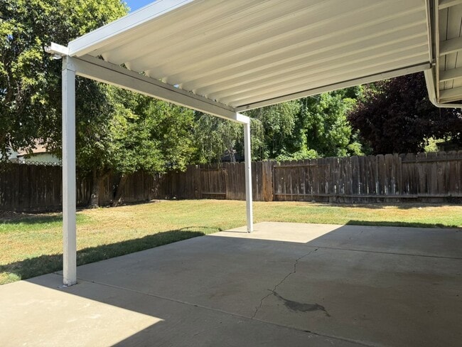 Building Photo - Charming and newly upgraded home. AVAILABL...