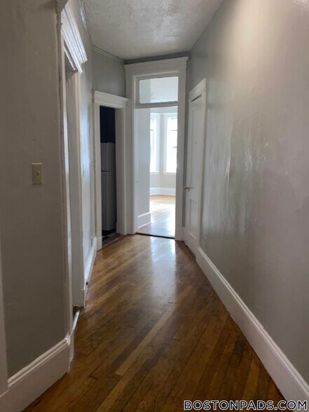 Building Photo - 463 Park Dr