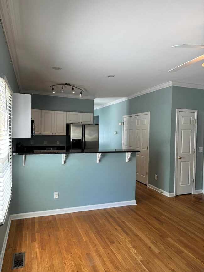 Building Photo - Price & Location!