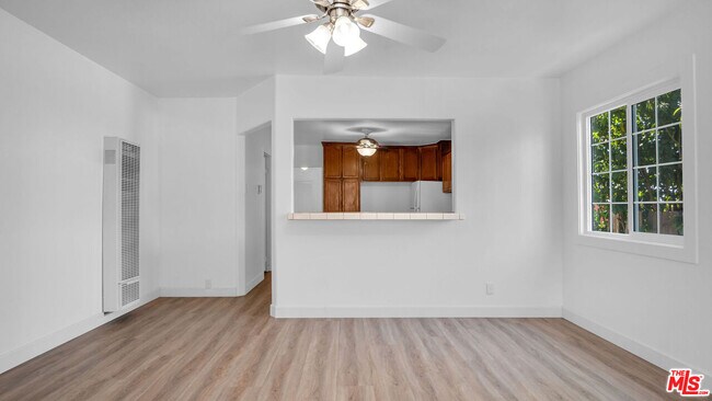 Building Photo - 472 N Ezra St