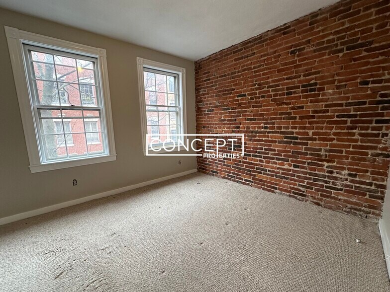 Building Photo - 82 Phillips St