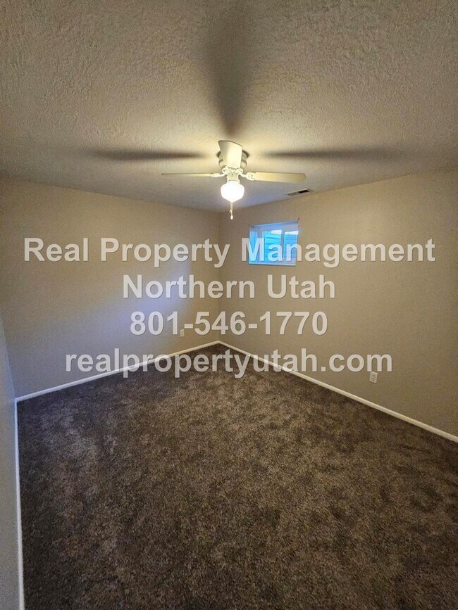 Building Photo - Lovely 5 Bedroom Home in Layton Available Now!