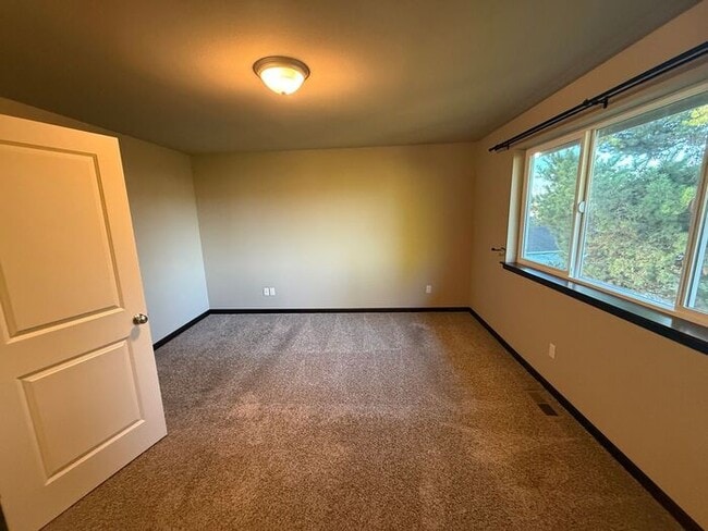 Building Photo - 713 Park Ln