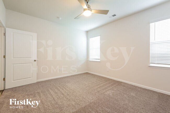 Building Photo - 427 Stonefence Dr