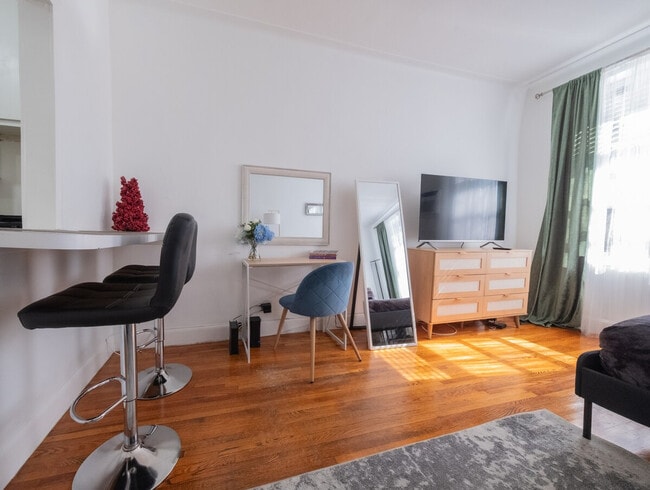 Building Photo - 328 E 74th St