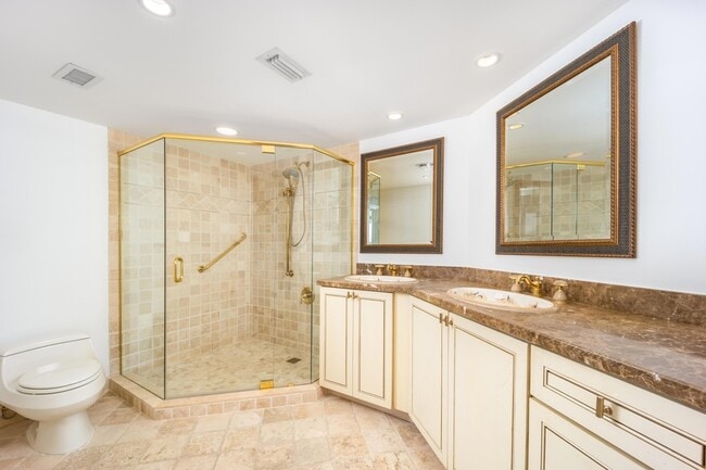 Building Photo - 625 NW North River Dr