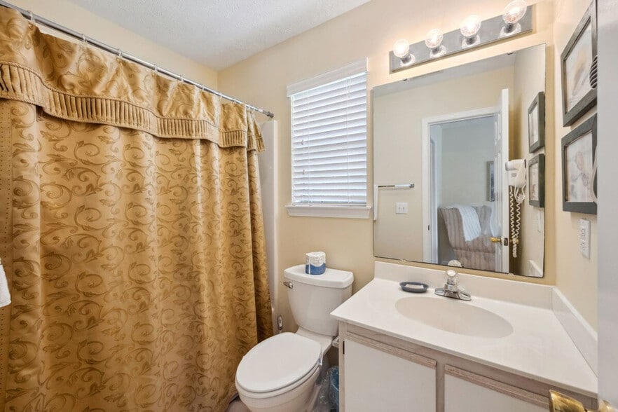 Building Photo - 22 Greenbriar Ave