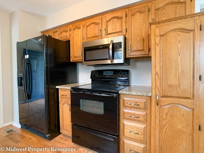Building Photo - Spacious home with so many updates!  3 bedroom 2.5 baths in Blue Springs