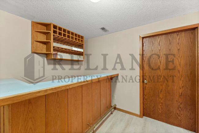 Building Photo - 510 N Parkridge St
