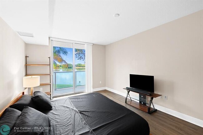 Building Photo - 2641 N Flamingo Rd