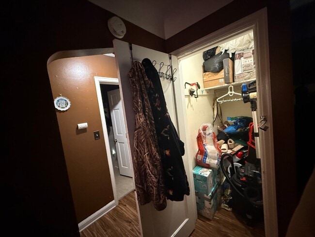 Building Photo - 602 E 7th St