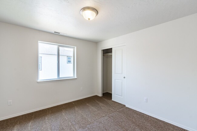 Building Photo - Move - In Special! Beautiful newer 3 bed 2...